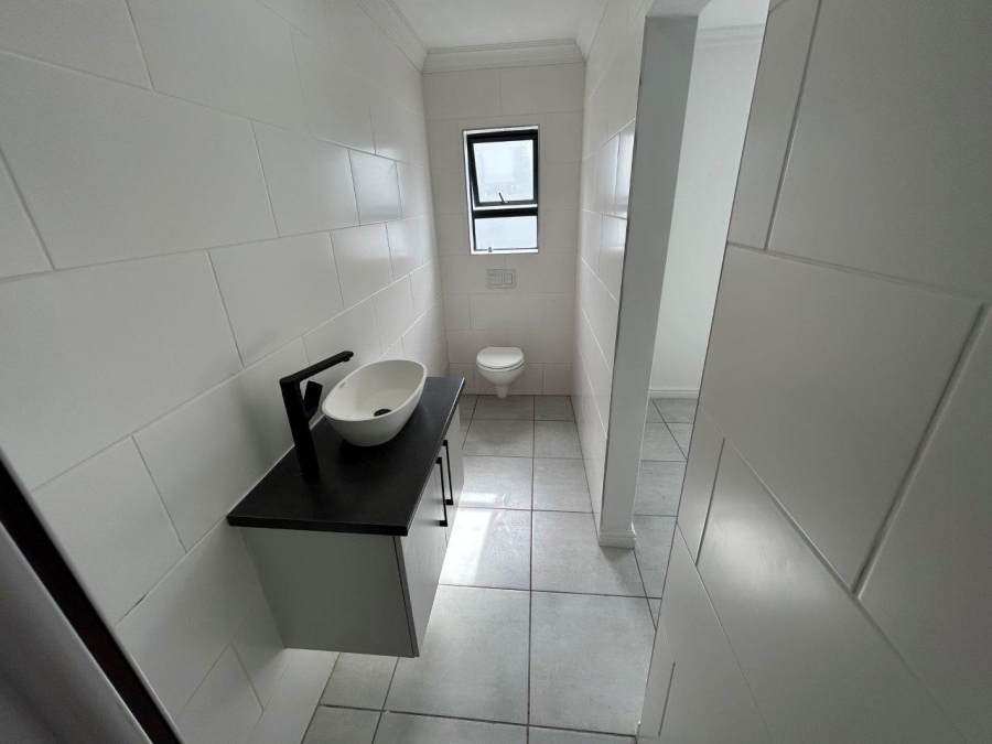 5 Bedroom Property for Sale in Wavecrest Eastern Cape